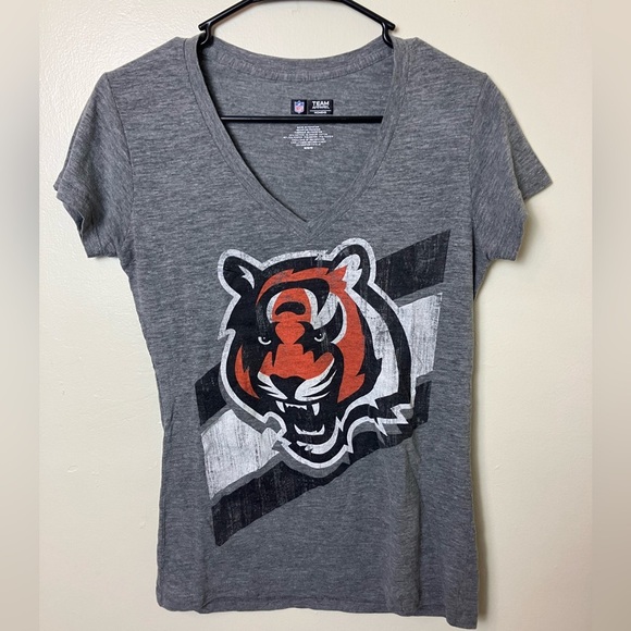 NFL Gray and Orange Graphic Fitted Short Sleeve T-Shirt‎ - Picture 1 of 4